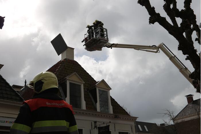 Schoorsteenplaat dreigt weg te waaien