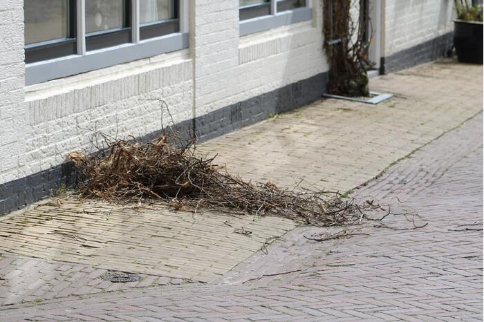 Schoorsteenplaat dreigt weg te waaien