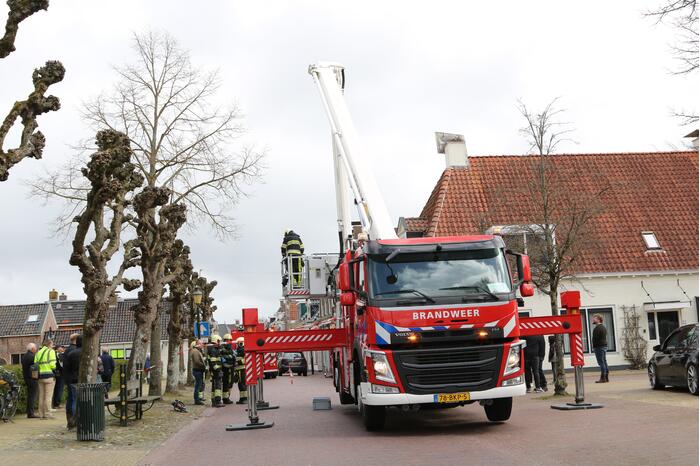 Schoorsteenplaat dreigt weg te waaien