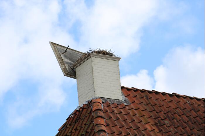 Schoorsteenplaat dreigt weg te waaien