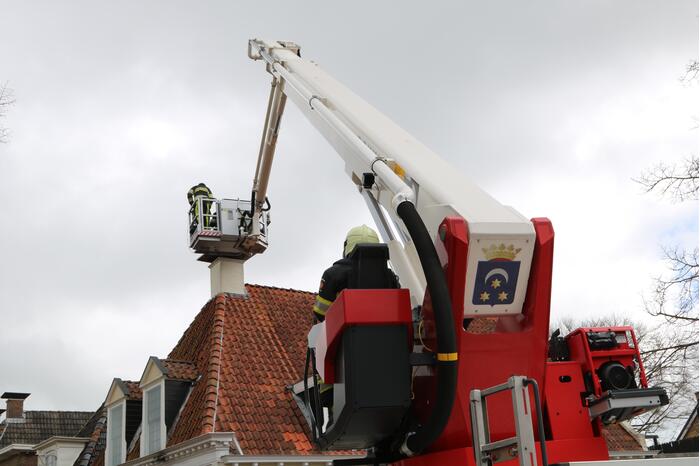 Schoorsteenplaat dreigt weg te waaien