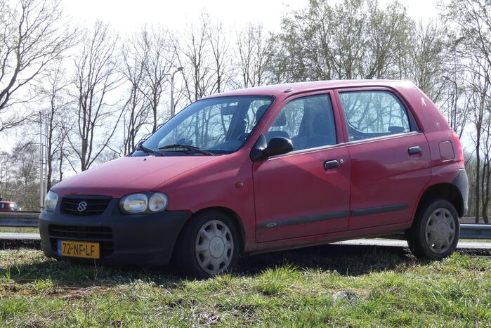 Auto naast de weg door harde wind