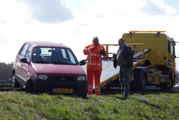 Auto naast de weg door harde wind