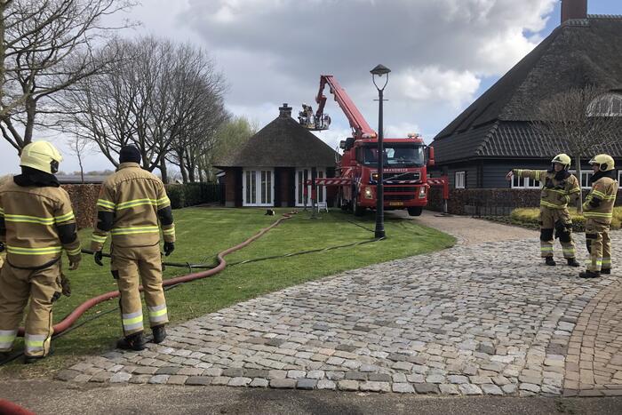 Schoorsteenbrand in bijgebouw met rietendak