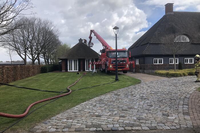 Schoorsteenbrand in bijgebouw met rietendak