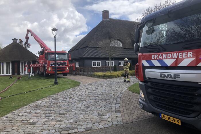 Schoorsteenbrand in bijgebouw met rietendak