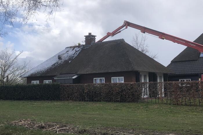 Schoorsteenbrand in bijgebouw met rietendak