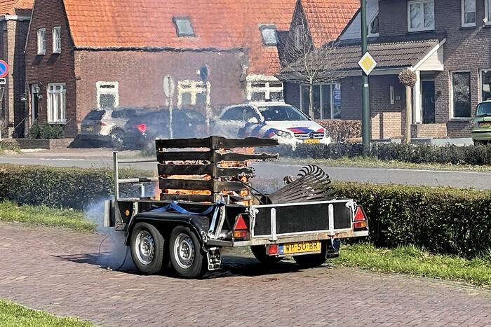 Brandweer blust brandende aanhanger