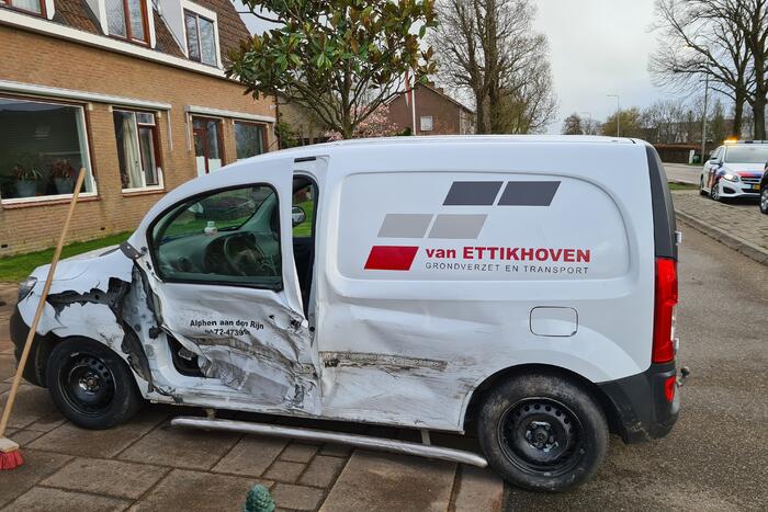 Veel schade bij ongeval tussen vier voertuigen