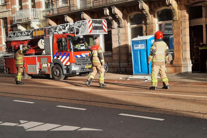 Stukken gevel vallen naar beneden