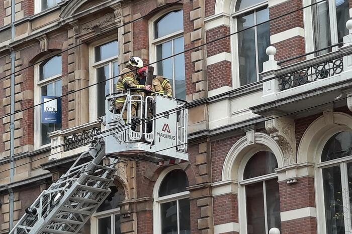 Stukken gevel vallen naar beneden