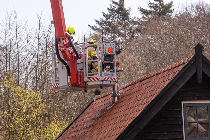 Brand in schoorsteen van vrijstaande woning