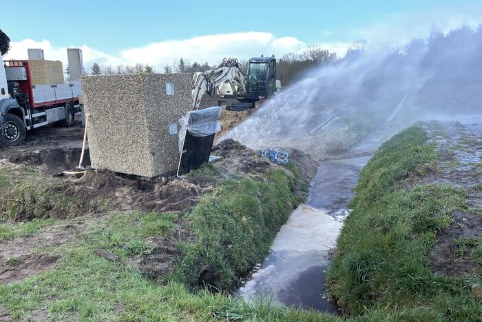 Hoofdwaterleiding gesprongen bij graafwerkzaamheden
