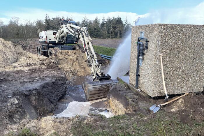 Hoofdwaterleiding gesprongen bij graafwerkzaamheden