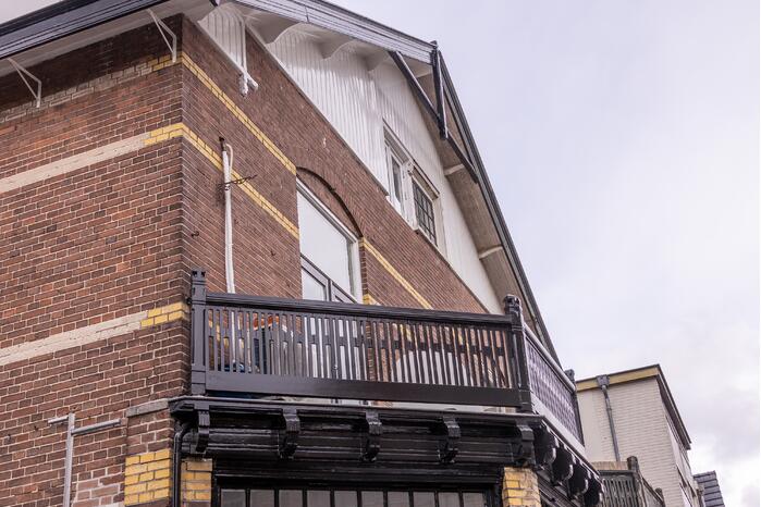 Arrestatieteam doet inval in pand winkelstraat