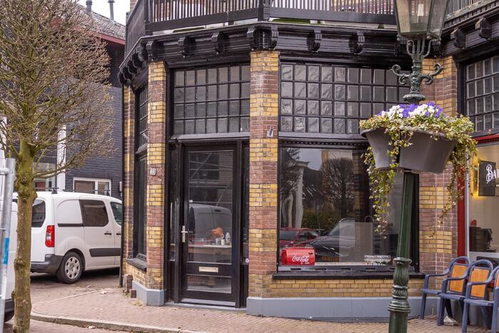 Arrestatieteam doet inval in pand winkelstraat