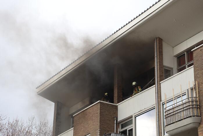 Verdieping flatgebouw ontruimd door brand