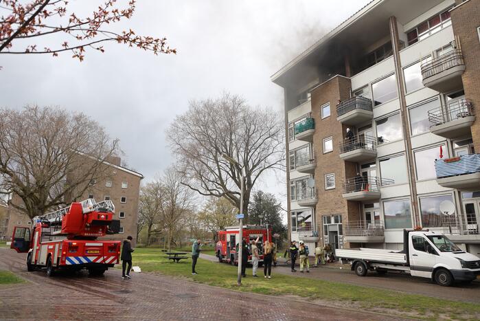 Verdieping flatgebouw ontruimd door brand