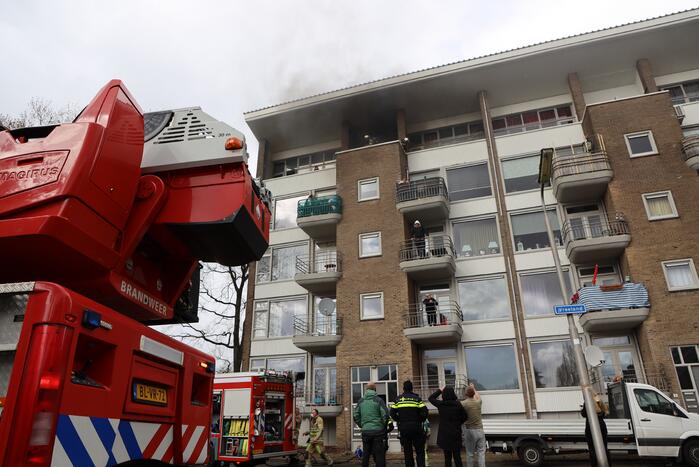 Verdieping flatgebouw ontruimd door brand