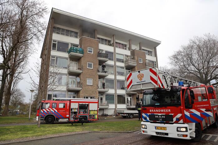 Verdieping flatgebouw ontruimd door brand