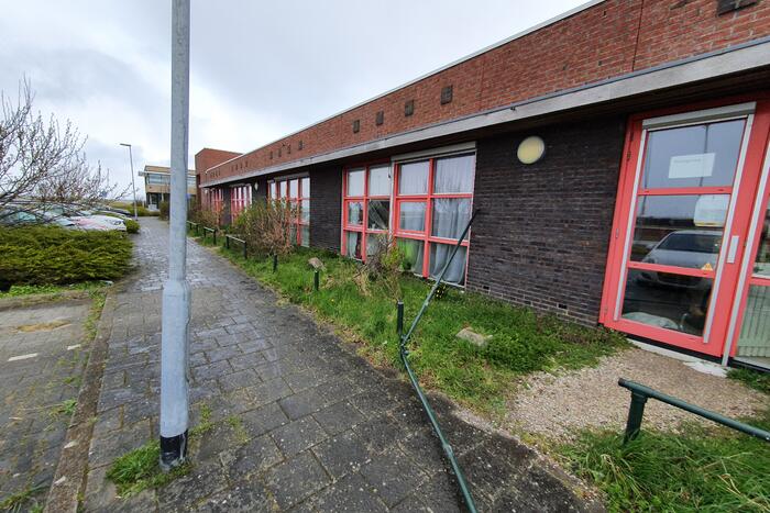 Bestuurster botst met auto tegen gevel