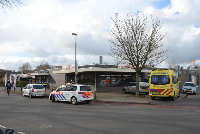 Twee personenwagens in botsing op kruising