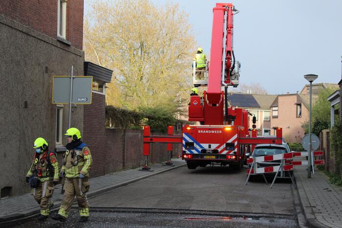 Brandweer blust schoorsteenbrand