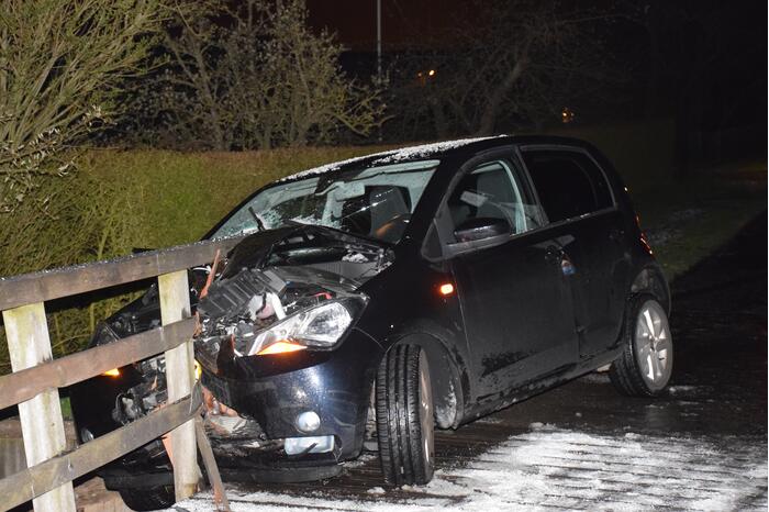 Auto knalt tegen reling brug