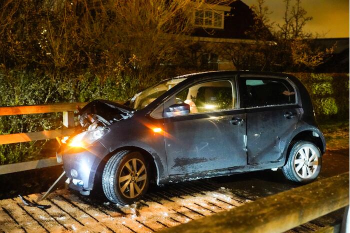 Auto knalt tegen reling brug