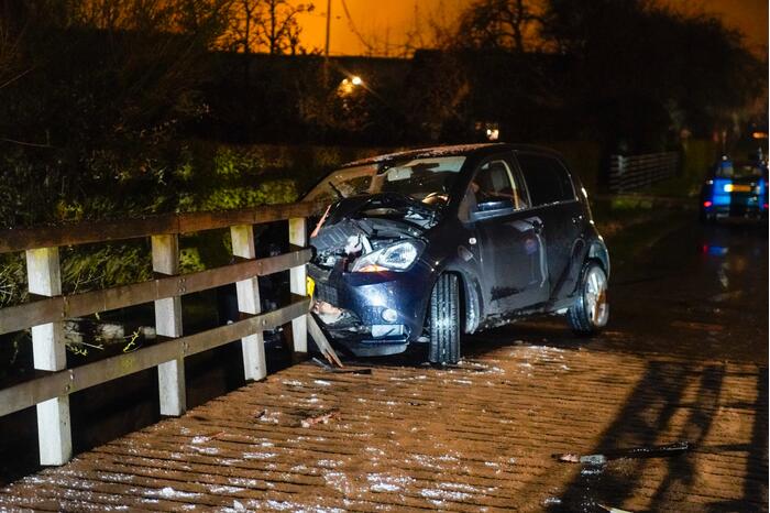 Auto knalt tegen reling brug