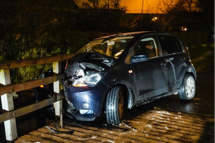Auto knalt tegen reling brug