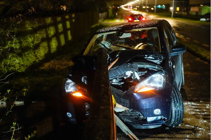 Auto knalt tegen reling brug