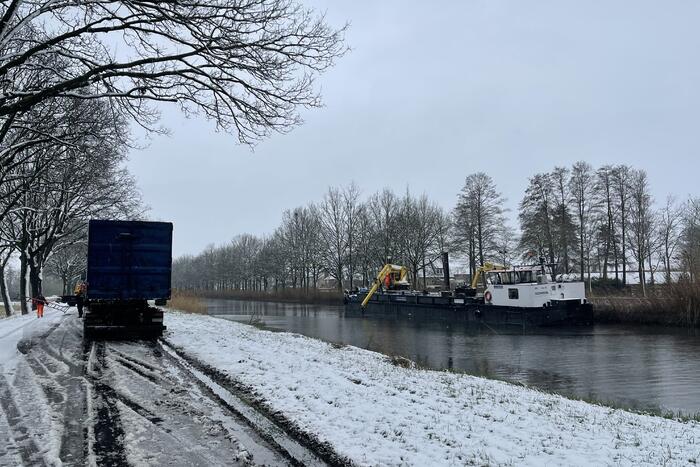 Twee personenwagens uit Zuid-Willemsvaart gehaald