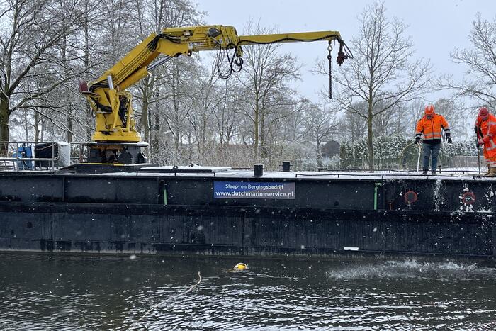 Twee personenwagens uit Zuid-Willemsvaart gehaald