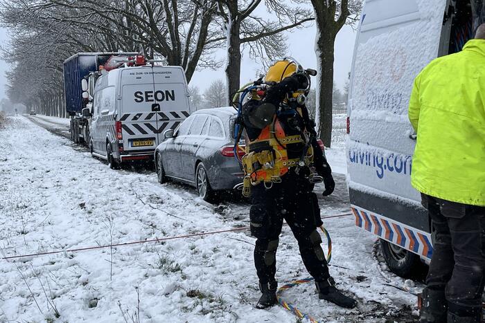 Twee personenwagens uit Zuid-Willemsvaart gehaald