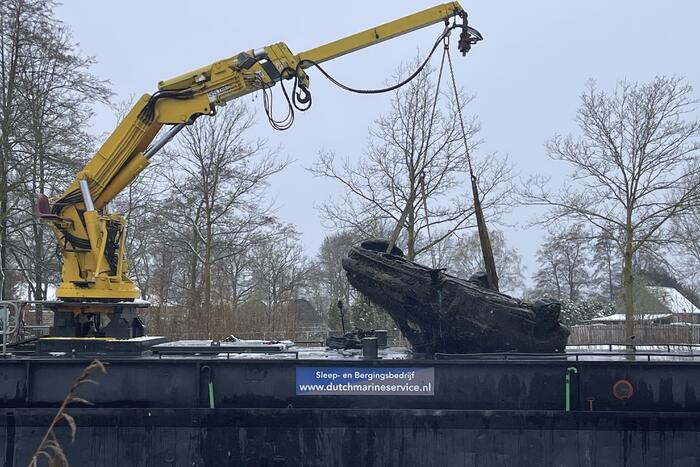 Twee personenwagens uit Zuid-Willemsvaart gehaald