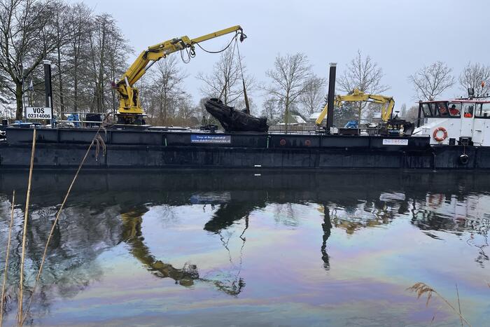 Twee personenwagens uit Zuid-Willemsvaart gehaald