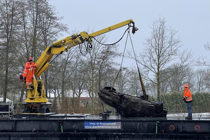 Twee personenwagens uit Zuid-Willemsvaart gehaald