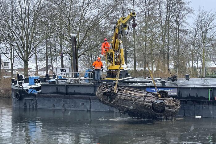 Twee personenwagens uit Zuid-Willemsvaart gehaald