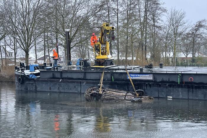 Twee personenwagens uit Zuid-Willemsvaart gehaald