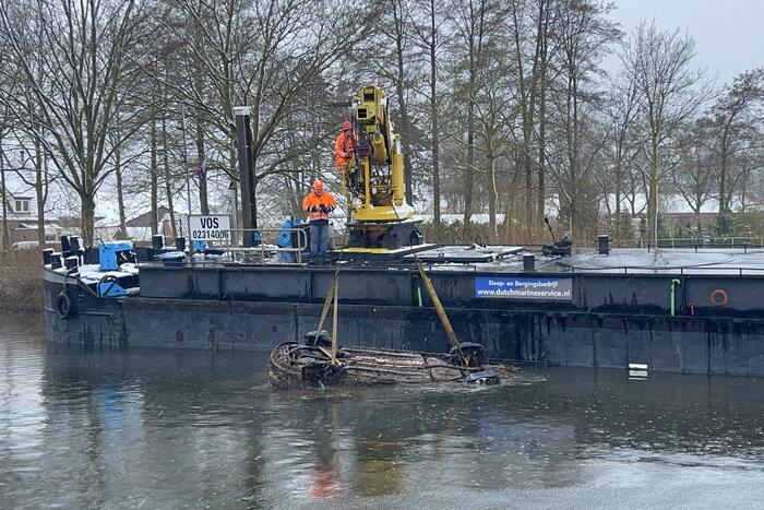 Twee personenwagens uit Zuid-Willemsvaart gehaald