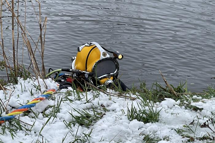 Twee personenwagens uit Zuid-Willemsvaart gehaald