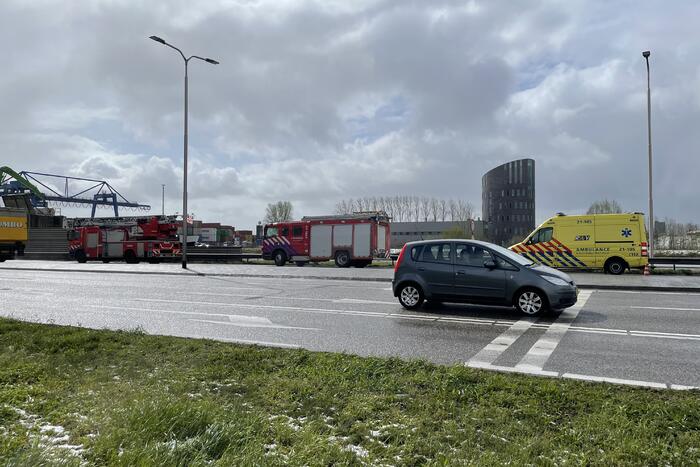 Persoon valt in ruim van boot tijdens lossen