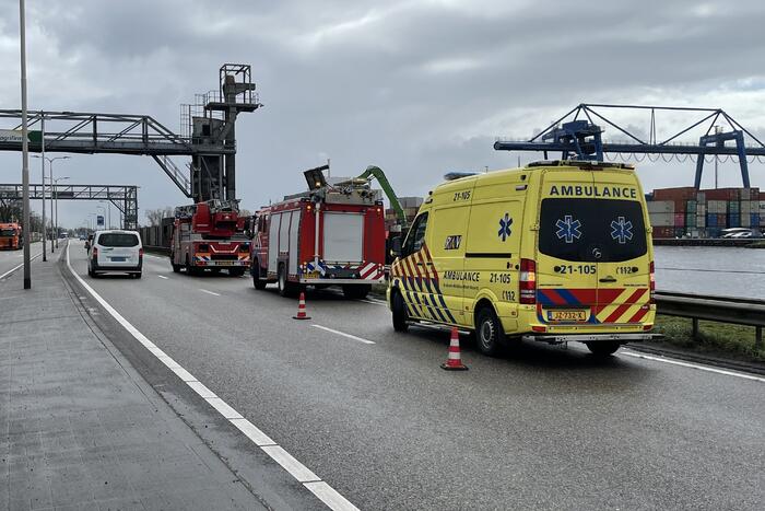 Persoon valt in ruim van boot tijdens lossen