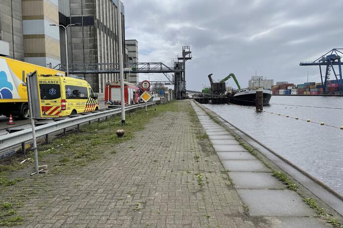 Persoon valt in ruim van boot tijdens lossen