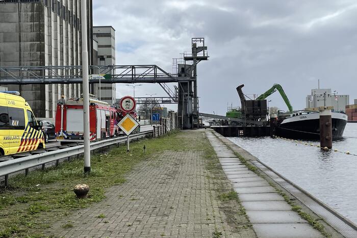 Persoon valt in ruim van boot tijdens lossen