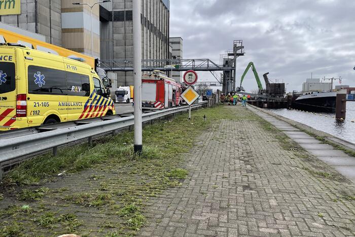 Persoon valt in ruim van boot tijdens lossen
