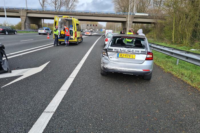 Veel schade na botsing met meerdere voertuigen