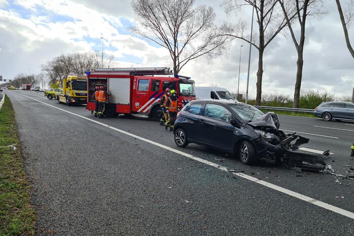 Veel schade na botsing met meerdere voertuigen