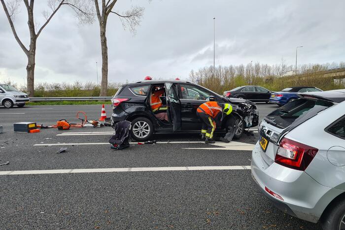 Veel schade na botsing met meerdere voertuigen